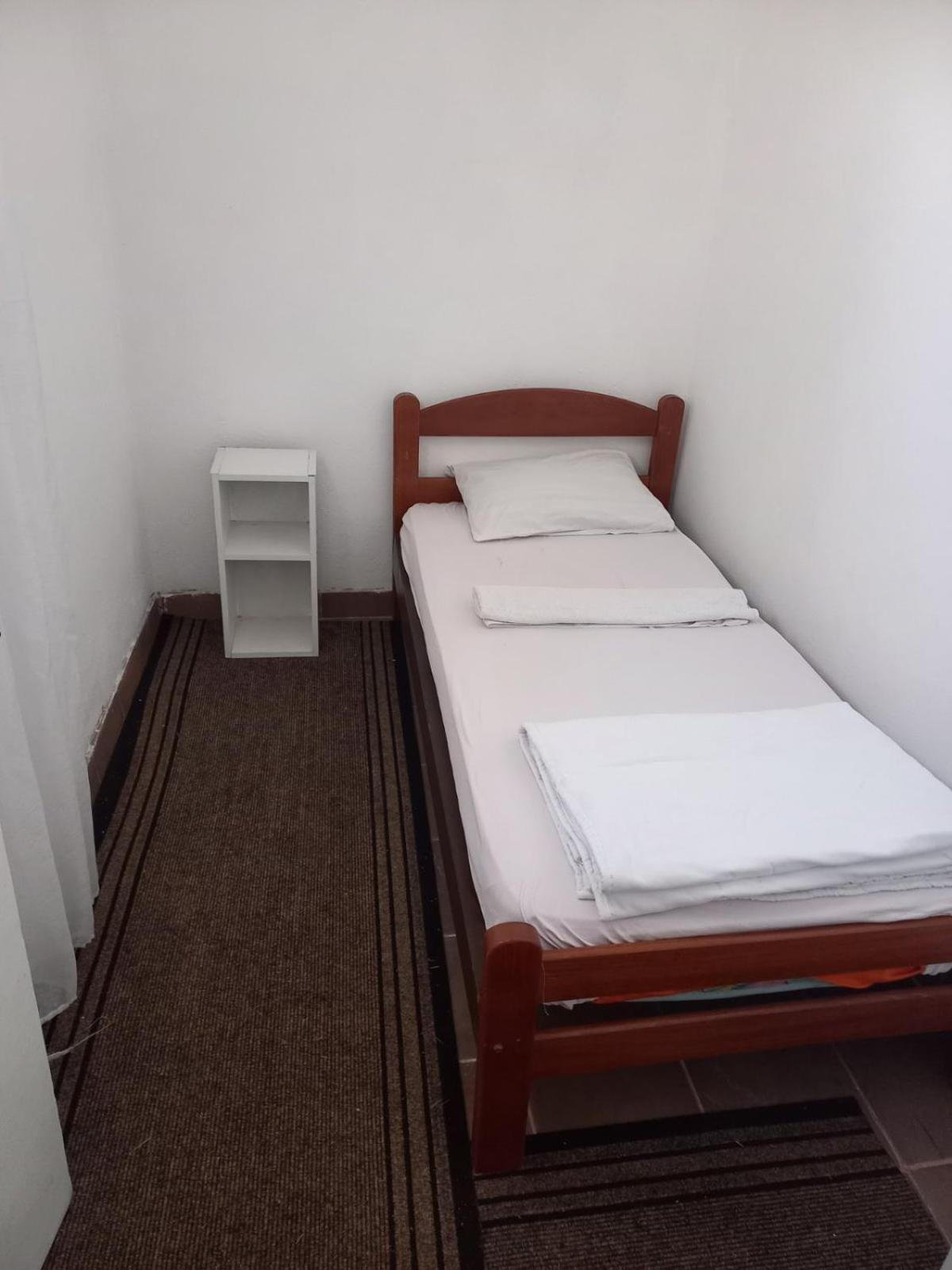Ostello Traveler'S Rest - Near Podgorica Airport Mitrovici  Esterno foto