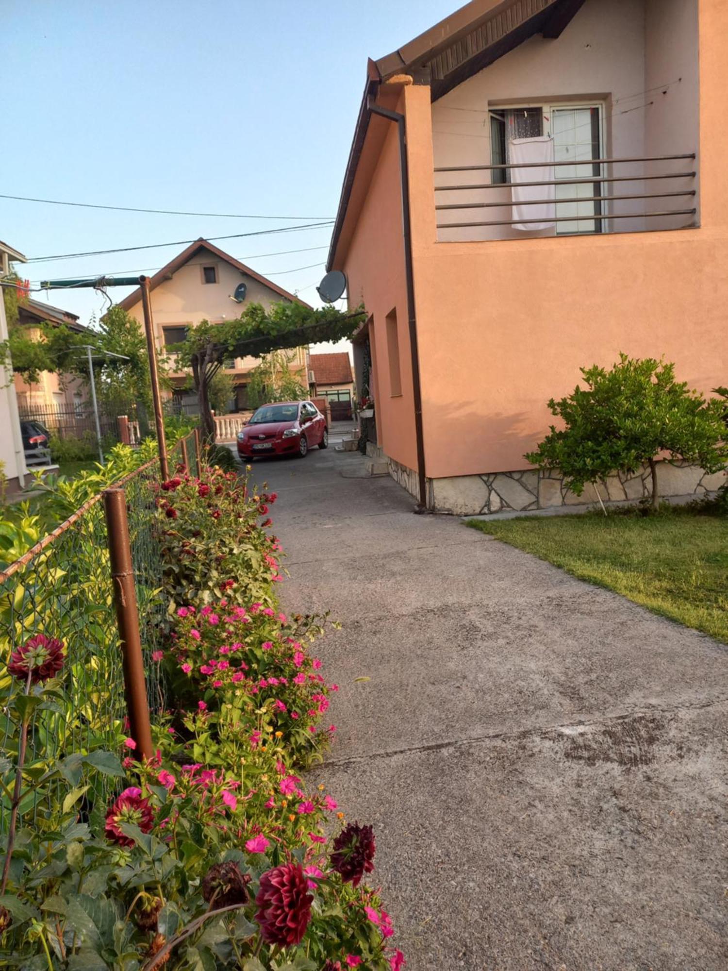 Ostello Traveler'S Rest - Near Podgorica Airport Mitrovici  Camera foto
